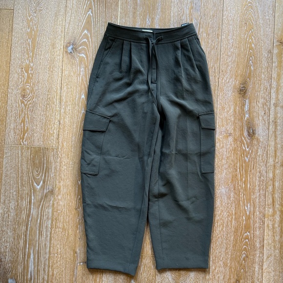 Aritzia Wilfred Shift Cargo PantRelaxed barrel-leg crepe cargo pants